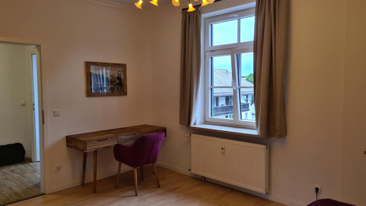 Bunter Hirsch Ferienwohnung im Garmischer Zentrum Exterior foto